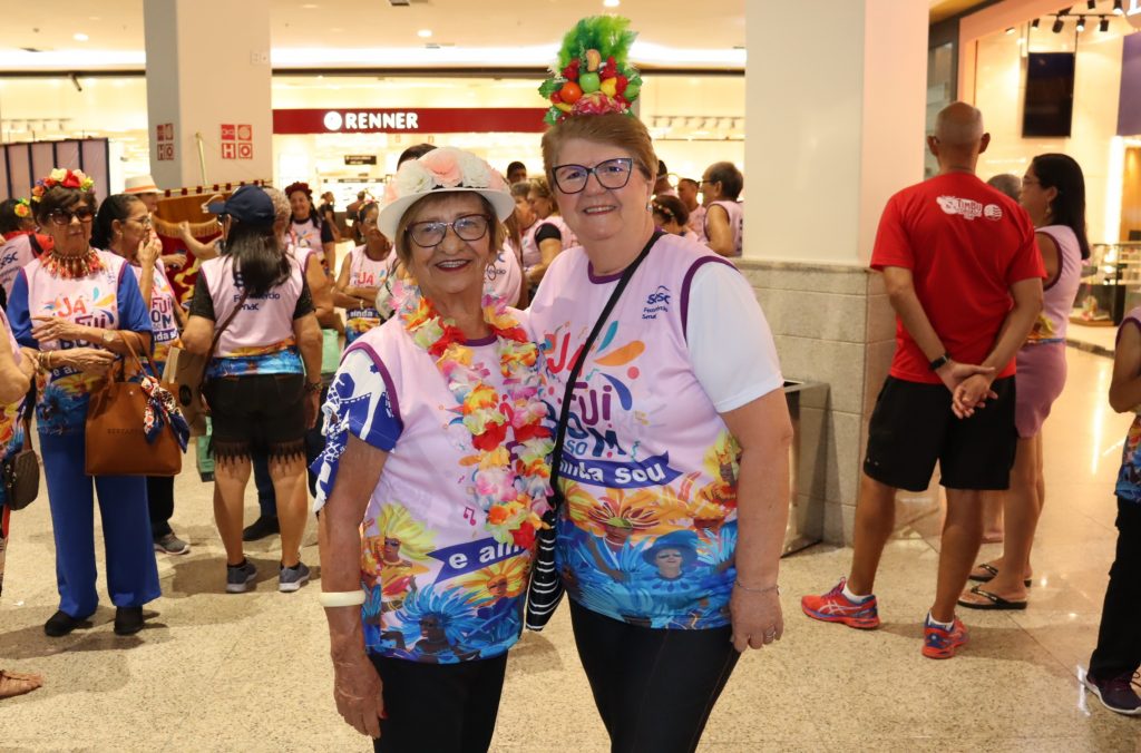 Bloco carnavalesco do Sesc Alagoas, formado por pessoas idosas, desfila em shopping de Maceió