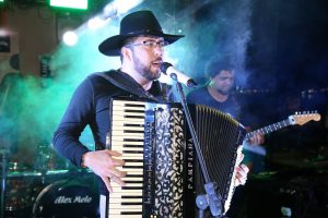 Cantor Victor Jordão será atração do Arraiá do Comerciário em Arapiraca